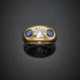 CHIARAVALLI | Round ct. 1.20 circa diamond and oval sapphire shoulders yellow gold band ring - Foto 1