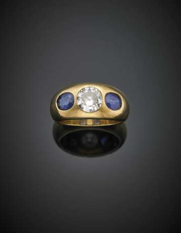 CHIARAVALLI | Round ct. 1.20 circa diamond and oval sapphire shoulders yellow gold band ring - photo 1