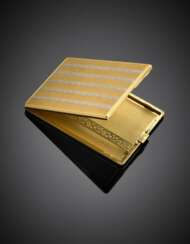 Bi-coloured chiseled gold cigarette case