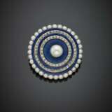 White gold diamond blue enamel round brooch with central mm 7.10 circa pearl and accented with seed pearls - Foto 1