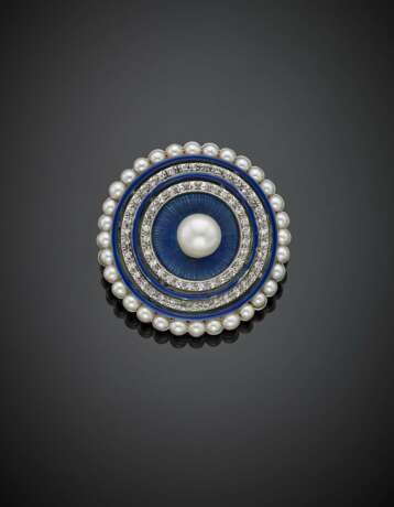 White gold diamond blue enamel round brooch with central mm 7.10 circa pearl and accented with seed pearls - фото 1