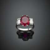 Step cut ct. 0.74 circa and ct. 0.76 circa diamond with central synthetic ruby white gold ring - photo 1