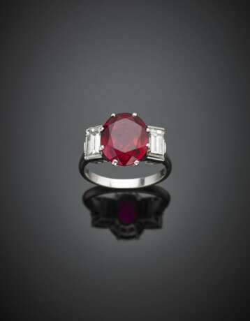 Step cut ct. 0.74 circa and ct. 0.76 circa diamond with central synthetic ruby white gold ring - Foto 1