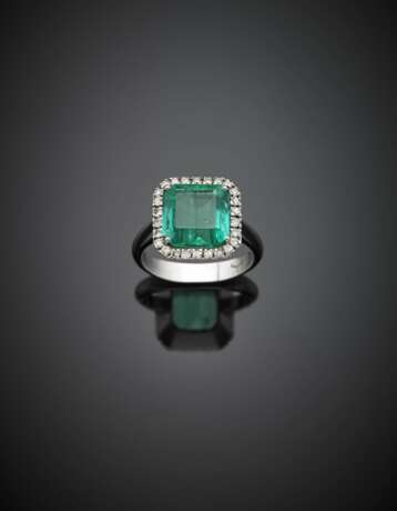 Octagonal ct. 3.75 circa emerald and diamond white gold cluster ring - фото 1