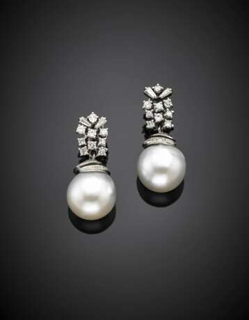 White gold diamond pendant earclips holding two South Sea pearls of mm 15.90 circa - photo 1