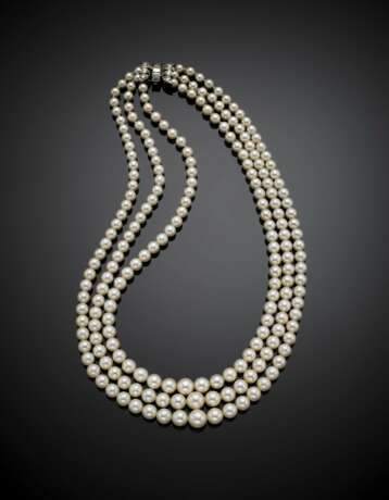Three strand graduated cultured pearl necklace with white gold diamond clasp in all ct. 1.60 circa - photo 1