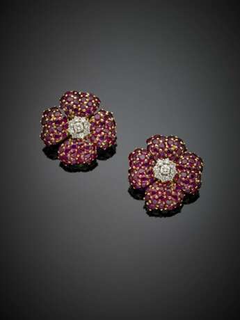 Ruby in all ct. 14 circa and diamond in all ct. 0.50 circa yellow gold earclips - photo 1