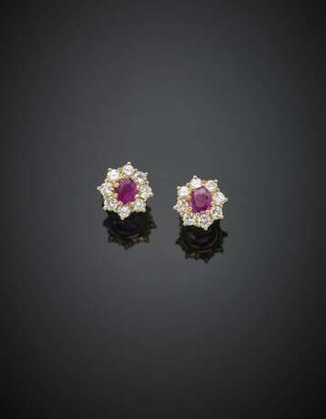 Yellow gold diamond and ruby cluster earrings - Foto 1