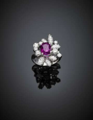 Cushion ct. 2.50 circa ruby with with round and marquise diamond white gold cluster ring - Foto 1