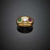 Round ct. 0.63 circa diamond and oval ruby and emerald shoulder yellow gold ring - фото 1