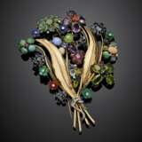 Great yellow gold gem and partly carved hardstone posy brooch - photo 1