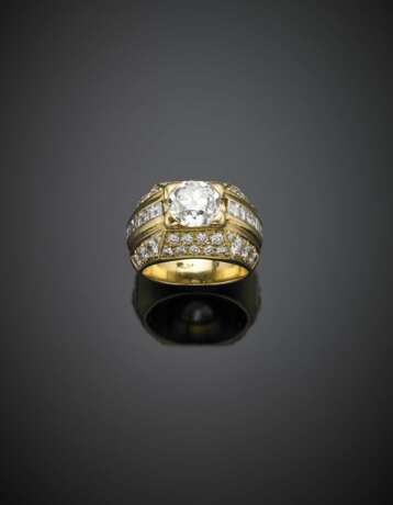 Old mine ct. 2 circa yellow gold ring accented with round and baguette diamond - фото 1