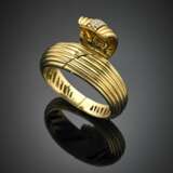 SABBADINI | Yellow gold reeded bangle with a diamond accented central that covers the clasp - Foto 2