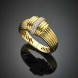 SABBADINI | Yellow gold reeded bangle with a diamond accented central that covers the clasp - Foto 3