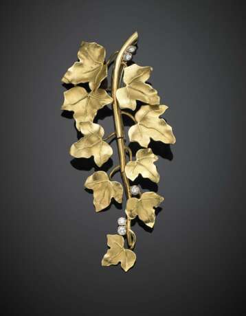 Yellow gold articulated ivy shoot brooch accented with diamonds - photo 1