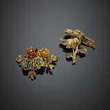 Yellow gold and enamel lot comprising a diamond accented flower brooch and a parrots brooch - Foto 1
