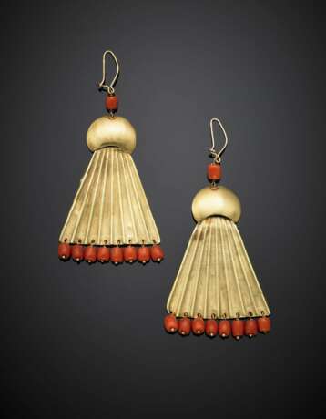 Red orange coral yellow gold fan pendant earrings - фото 1