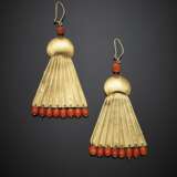 Red orange coral yellow gold fan pendant earrings - Foto 1