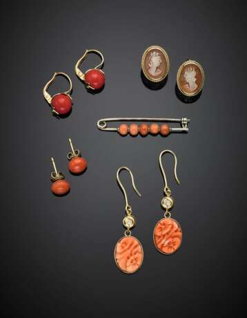 Bi-coloured gold lot comprising two coral earrings - photo 1