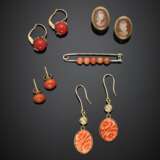 Bi-coloured gold lot comprising two coral earrings - photo 1