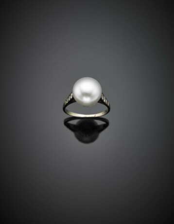 Cultured mm 10.60 button pearl and diamond white gold ring - фото 1