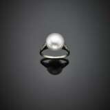 Cultured mm 10.60 button pearl and diamond white gold ring - photo 1