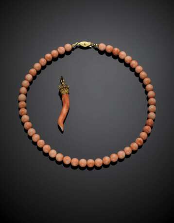 Lot comprising a cm 43.30 circa pink/orange coral bead necklace with yellow 9K gold clasp - Foto 1