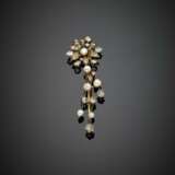 Rose cut diamond and button pearl yellow gold flower brooch - Foto 1
