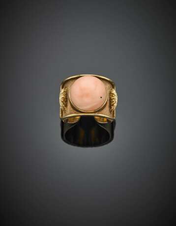 Yellow chased gold and mm 12.95 circa cabochon coral ring - photo 1