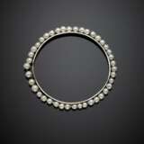 White gold bangle accented with cultured pearls from mm 3.90 to mm 5.50 circa - Foto 1