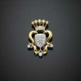 Bi-coloured gold diamond coat of arms brooch - фото 1