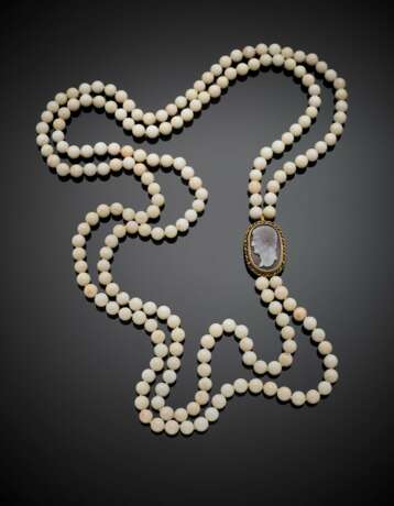 Two strand pink whitish coral bead necklace with yellow gold agate cameo clasp/central - photo 1