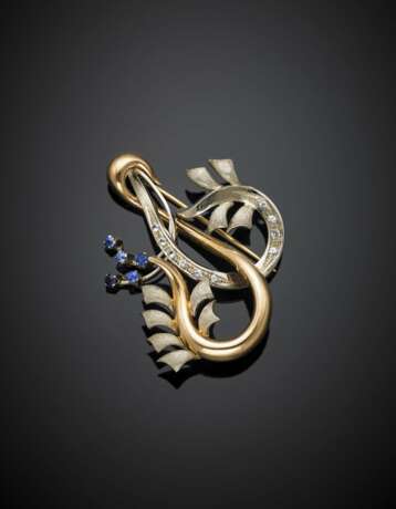 Bi-coloured gold volute brooch accented with colourless stones and sapphires - Foto 1