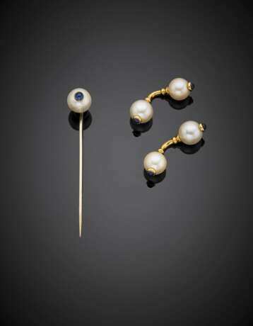 Yellow gold mm 8.50 circa cultured pearl and cabochon sapphire lot comprising cufflinks and pin - photo 1
