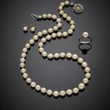 Bi-coloured gold and cultured pearl lot comprising a cm 53.20 circa necklace with pearl from mm 6.60 to mm 8.90 circa - Foto 1