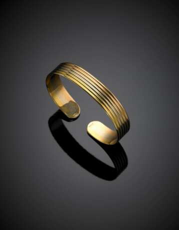 Tri-coloured grooved gold cuff bracelet - фото 1