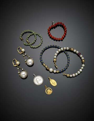 Lot comprising two yellow gold pearl and gem elastic bracelets of which one signed Le.Gi. - Foto 1