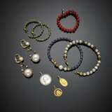 Lot comprising two yellow gold pearl and gem elastic bracelets of which one signed Le.Gi. - фото 1