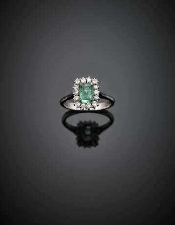 Emerald and diamond white gold cluster ring - photo 1