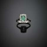 Emerald and diamond white gold cluster ring - фото 1