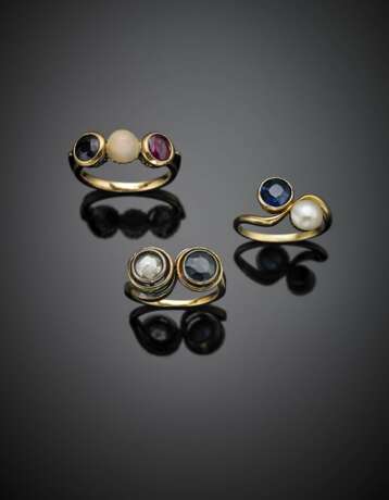 Bi-coloured gold lot comprising three ring accented with sapphires - photo 1