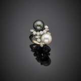 Diamond with black and white cultured pearl white gold crossover ring - фото 1