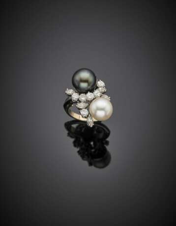 Diamond with black and white cultured pearl white gold crossover ring - фото 1