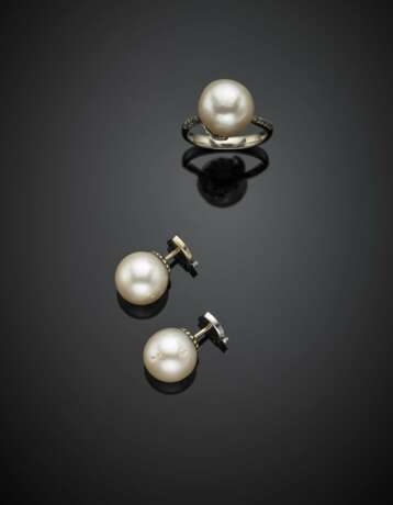 White gold lot comprising mm 12.00 circa pearl earrings and mm 12.45 circa pearl ring - photo 1