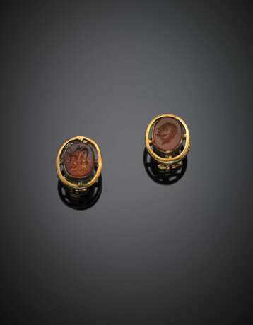 Yellow gold amber intaglio earclips - фото 1