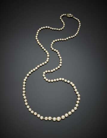 Cultured pearl graduated necklaces with yellow gold and pearl clasp - фото 1