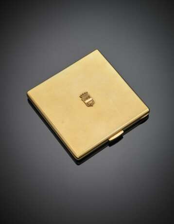FRATELLI CACCHIONE | Yellow gold chiselled gold cigarette case with crest - Foto 1
