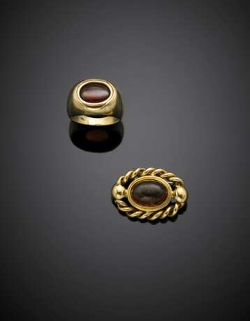 Yellow gold lot comprising a cm 3.50 circa amber brooch and a ring with garnet size 27/67 - фото 1