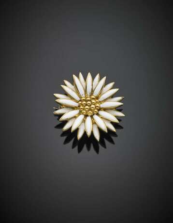 Yellow gold and white enamel daisy brooch - фото 1