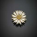 Yellow gold and white enamel daisy brooch - photo 1
